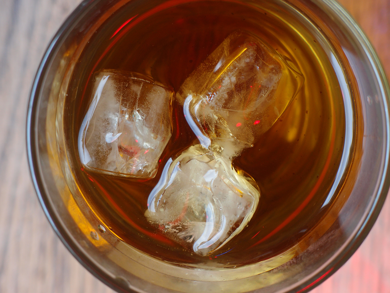 2019-06-19 Eiswuerfel im Teeglas